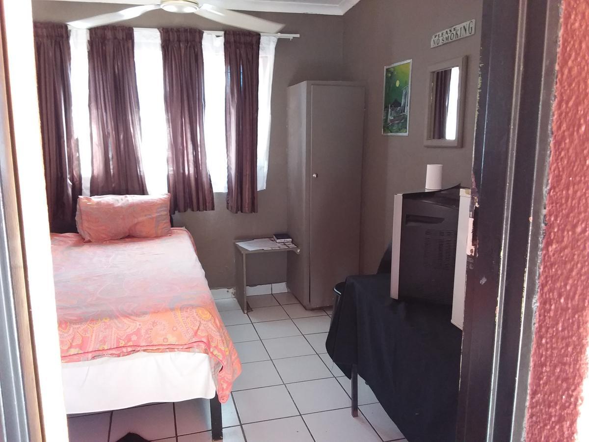 Larona Inn Mafikeng Zewnętrze zdjęcie